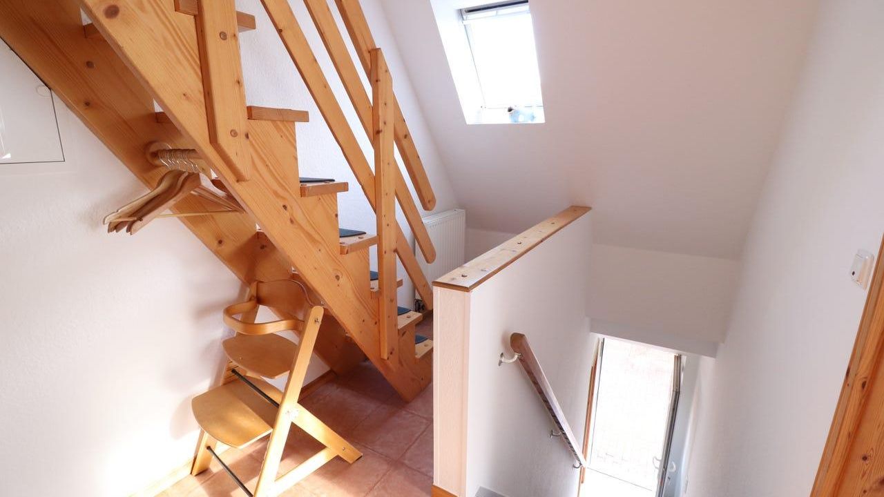 Wohnungsaufgang und Treppe zum Kinderzimmer Wohnungsaufgang und Treppe zum Kinderzimmer